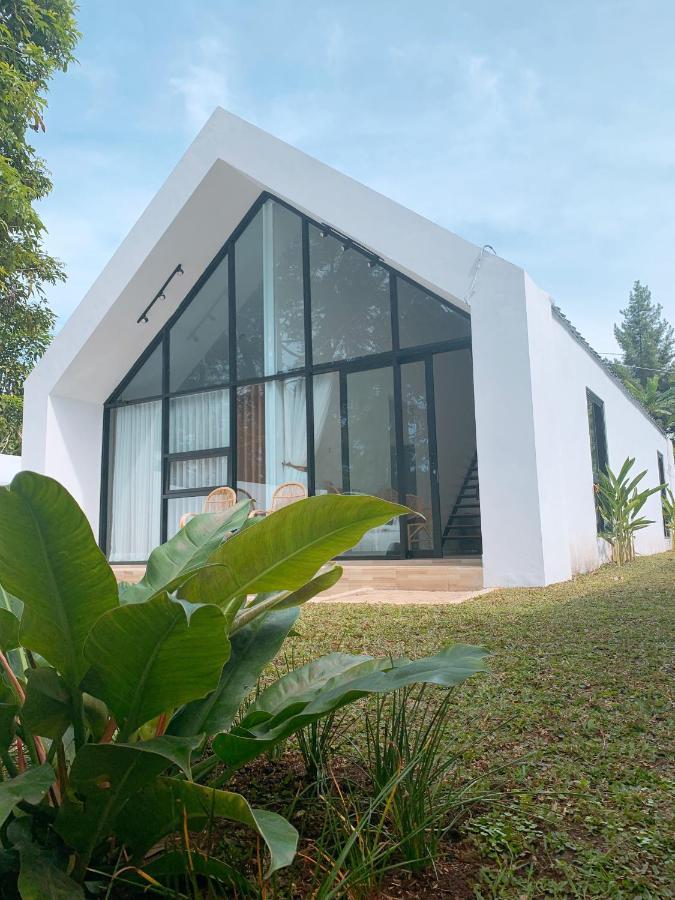 Villa Casa De Gaudi Lembang Extérieur photo